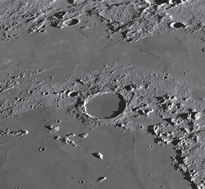 Die Wallebene Plato ist gänzlich mit
Lava überflutet. NASA/GSFC/Arizona State University