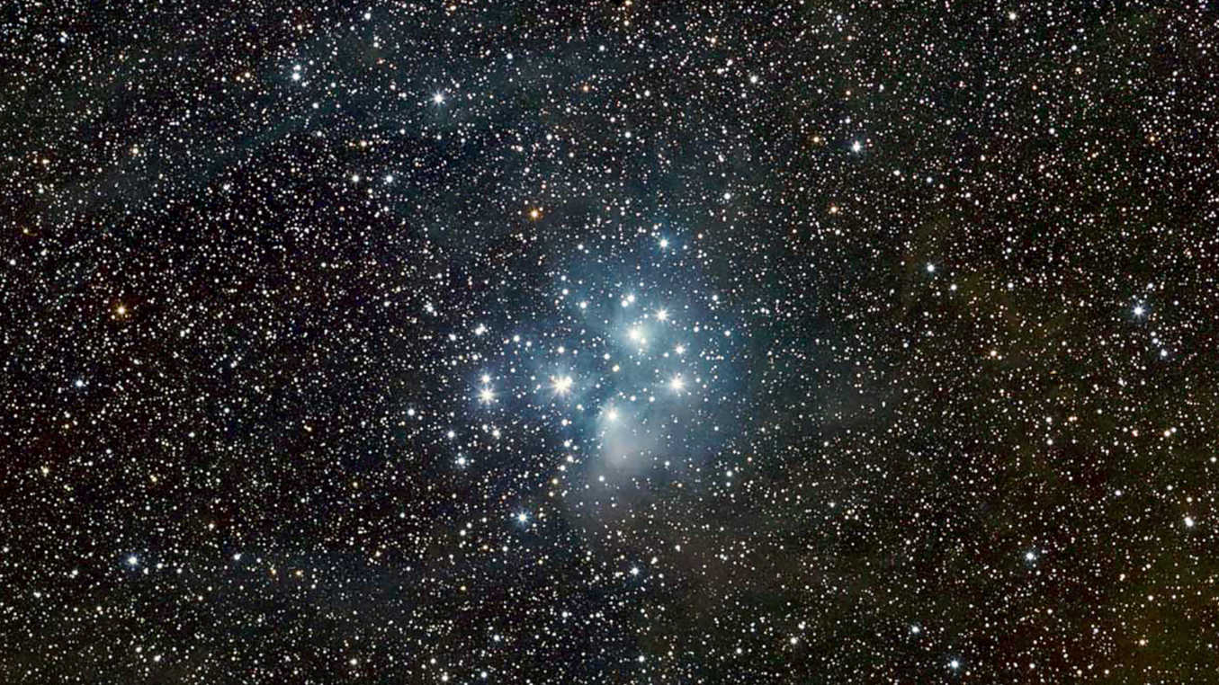 Um aglomerado estelar particularmente impressionante em binóculos é Plêiades. Rudi Dobesberger
