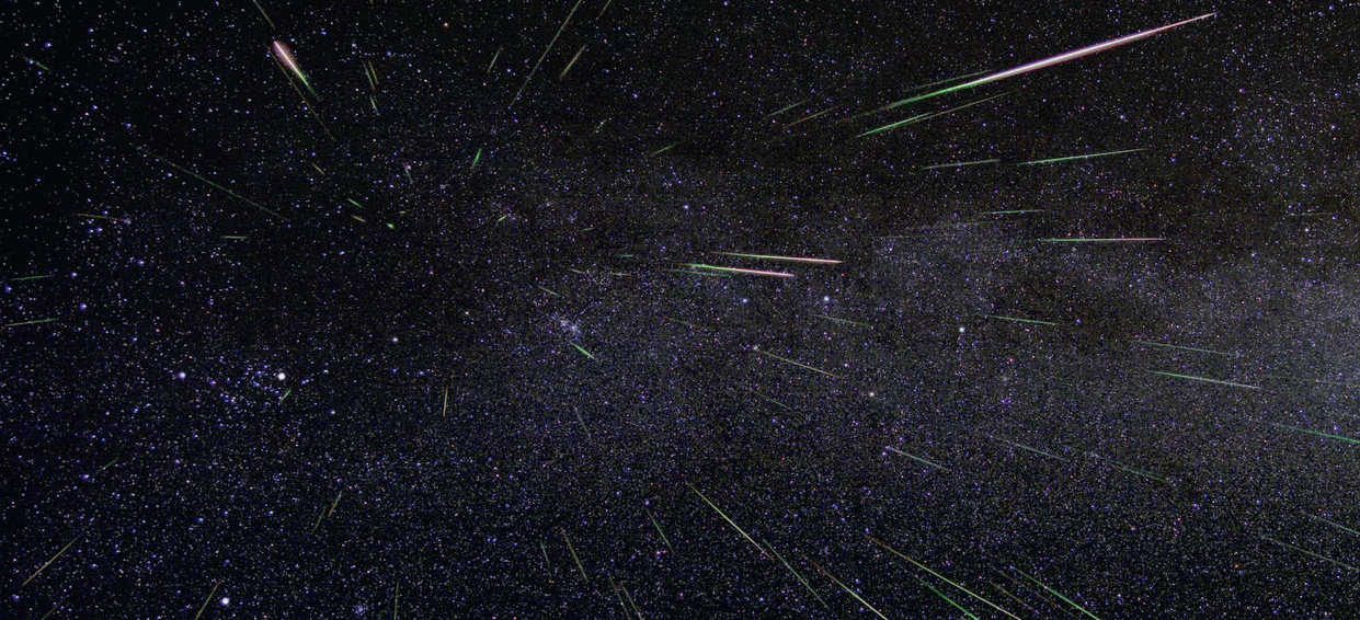 Sternschuppenstrom der Perseiden im Jahr 2009. Die Sternschnuppen scheinen aus der
gleichen Richtung zu kommen. NASA/JPL