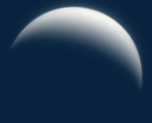 Photographie du croissant de Vénus déclinant, dans le ciel diurne. Mario Weigand