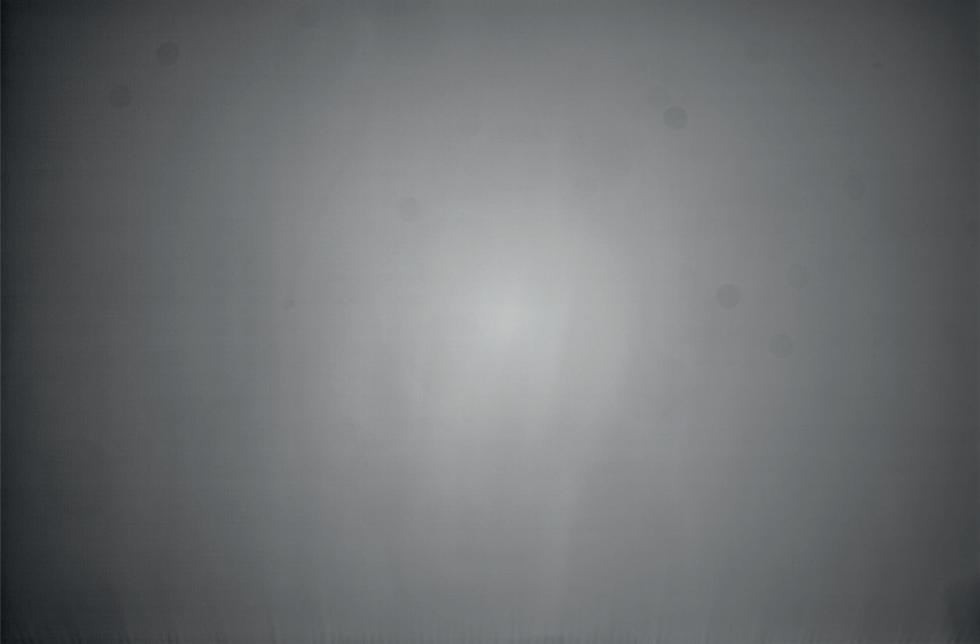 Image de champ aplati typique avec vignettage du télescope et taches de poussière rondes. M. Weigand