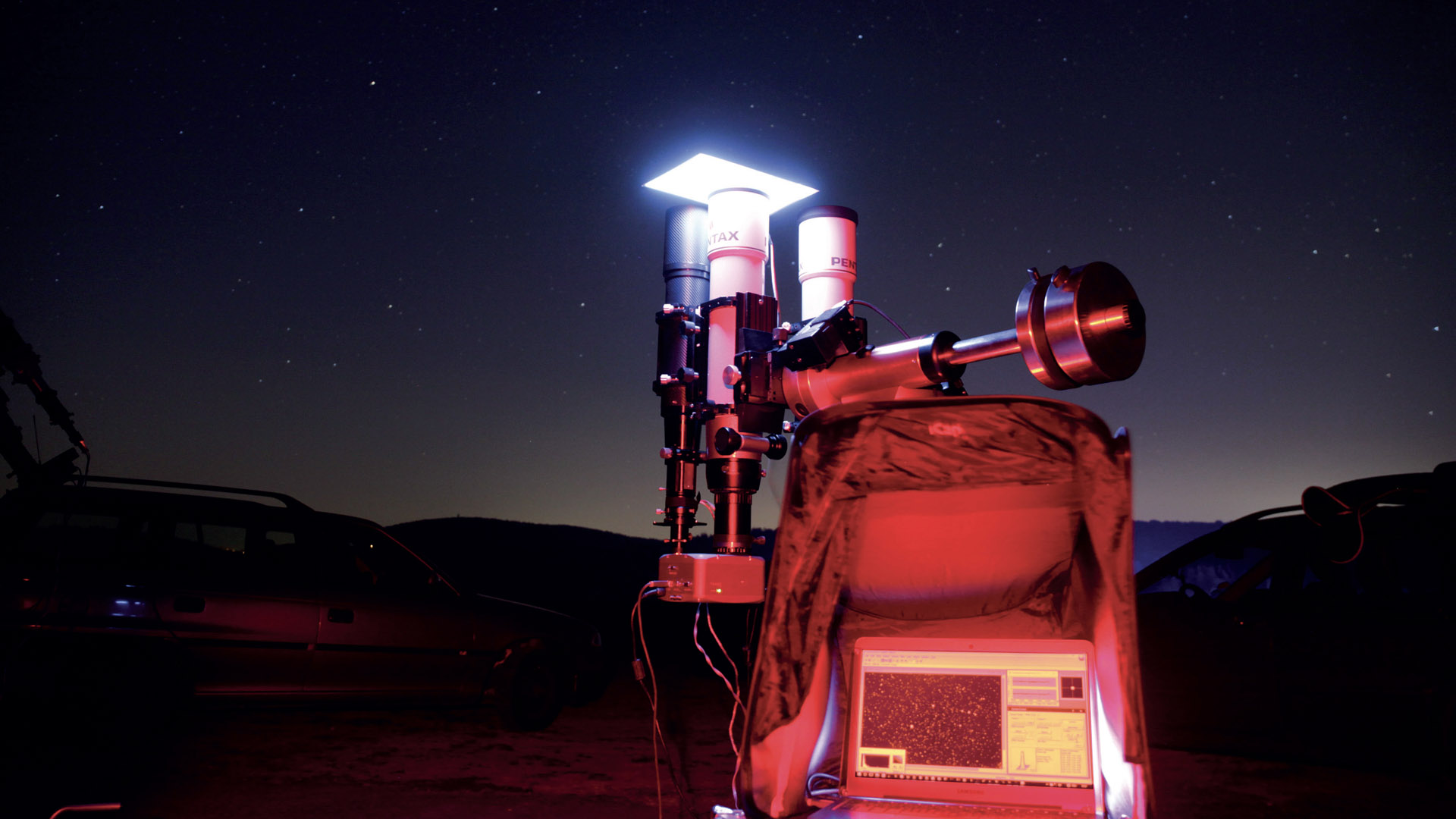 Création d’un champ plat en plaçant un écran lumineux devant l’ouverture du télescope. M. Weigand