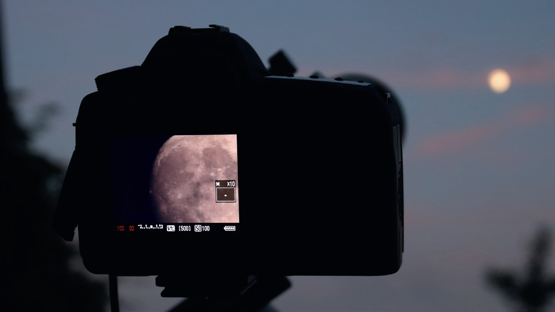 Fotografowanie Księżyca za pomocą lustrzanki cyfrowej podłączonej do teleskopu. Ostrość można ustawić na wyświetlaczu aparatu w trybie LiveView. M. Weigand
