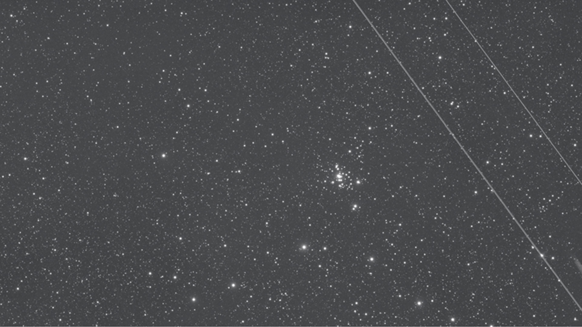 Wie ärgerlich! Ein Flugzeug bewegte
sich während dieser 15 Minuten langen
Aufnahme von NGC 1501 durch das Bildfeld.
Ist das Bild noch verwendbar? M.Weigand