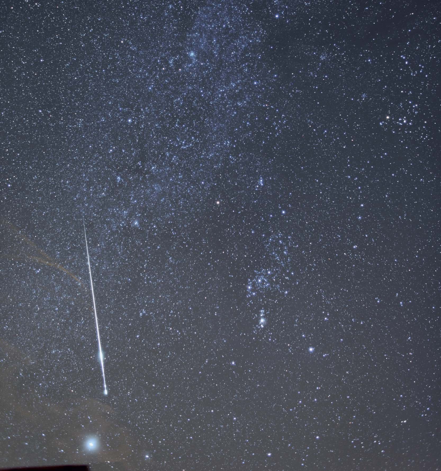 Ein sehr heller Meteor im Sternbild Orion. Er hinterließ sogar eine kleine "Rauchspur", die in
den folgenden Bildern der Aufnahmeserie noch sichtbar war. Aufnahmedaten: Canon EOS 5D Mk II bei
ISO 800, 24mm Brennweite und Blende f/2,2. M. Weigand
