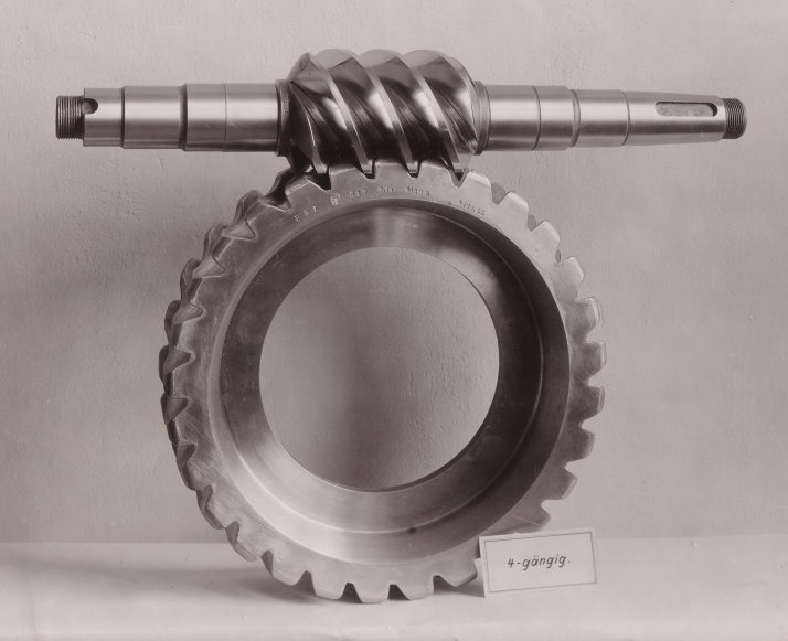 Worm wheel and worm shaft. Picture source: Wikipedia