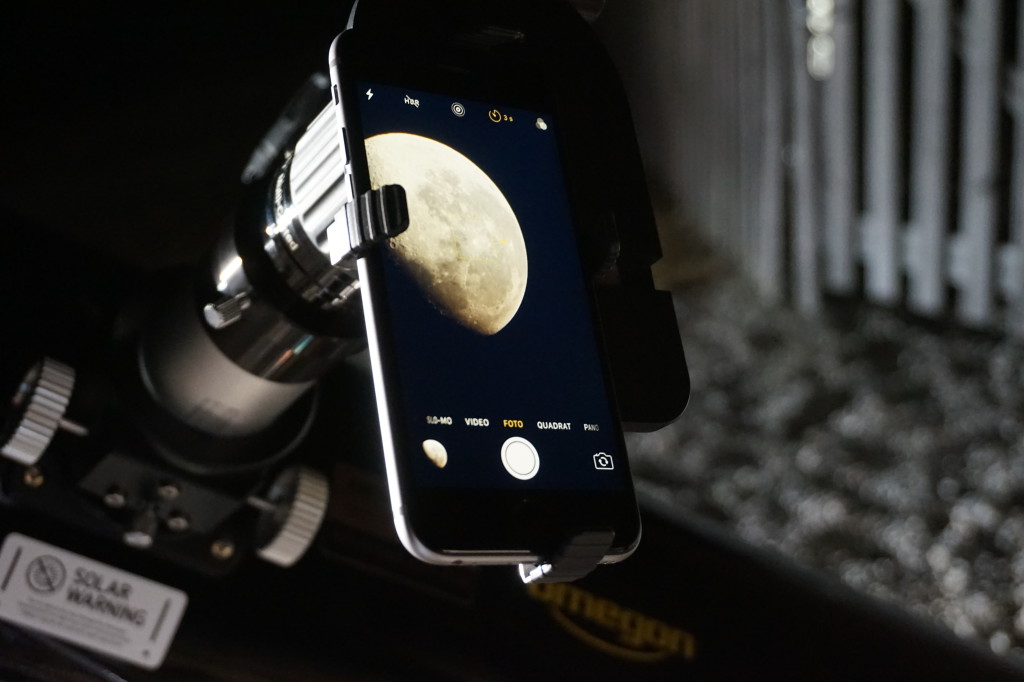 So sieht es aus: Das Smartphone am Teleskop und der Mond im Zentrum.